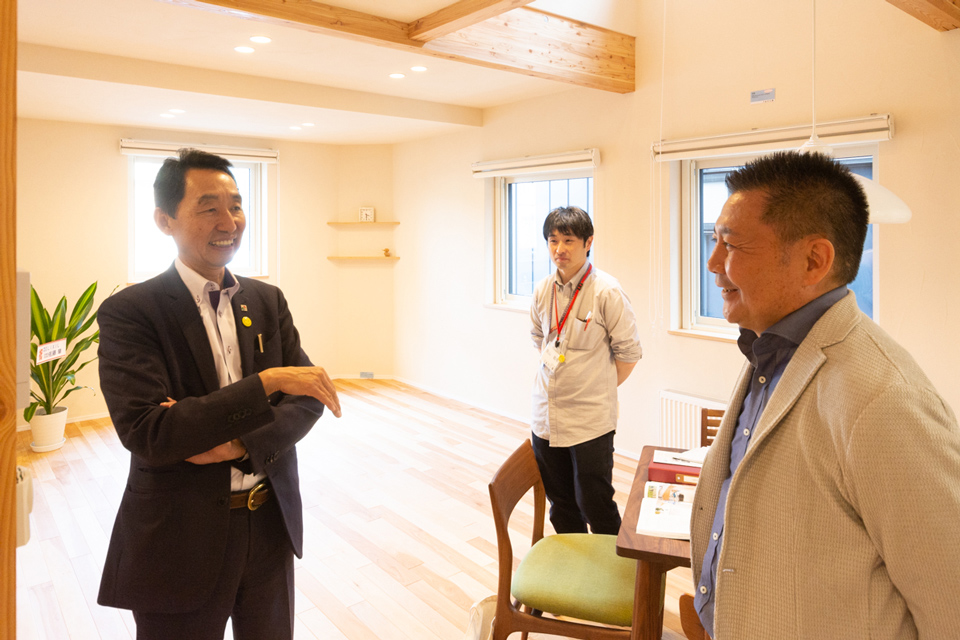 写真:三五工務店社長と談笑する村上満社長